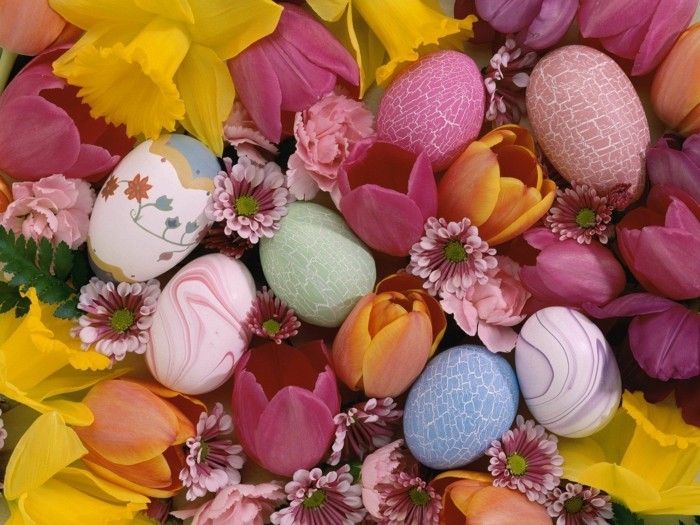 Velikonočni ozadja-z-tulipani-in-barve-jajca