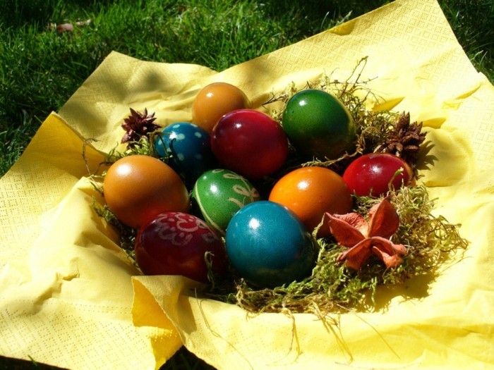 Velikonočni ozadje s pisanimi jajci-on-rumeno-serviete