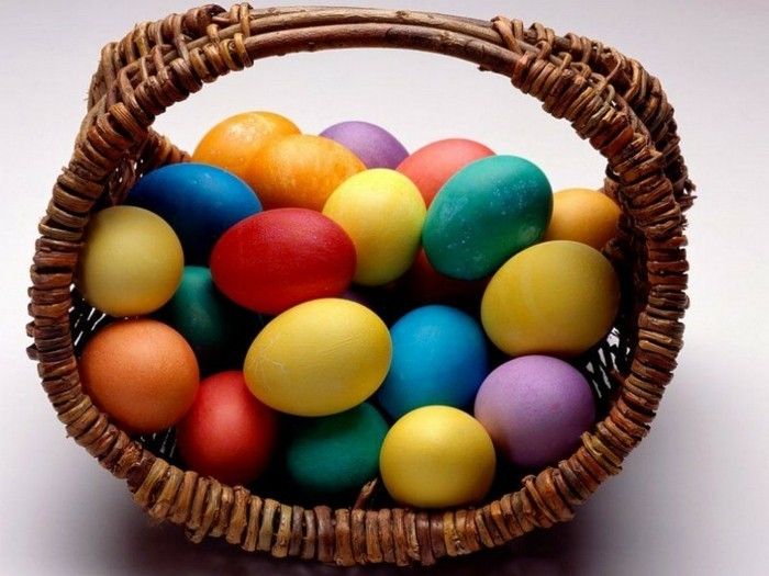 Velikonočni ozadje z enobarvni-jajc-v-košarico