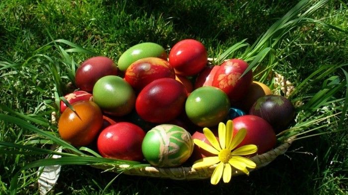 Velikonočni ozadje s-barvnimi-jajc-v-vreči-on-a-travnik