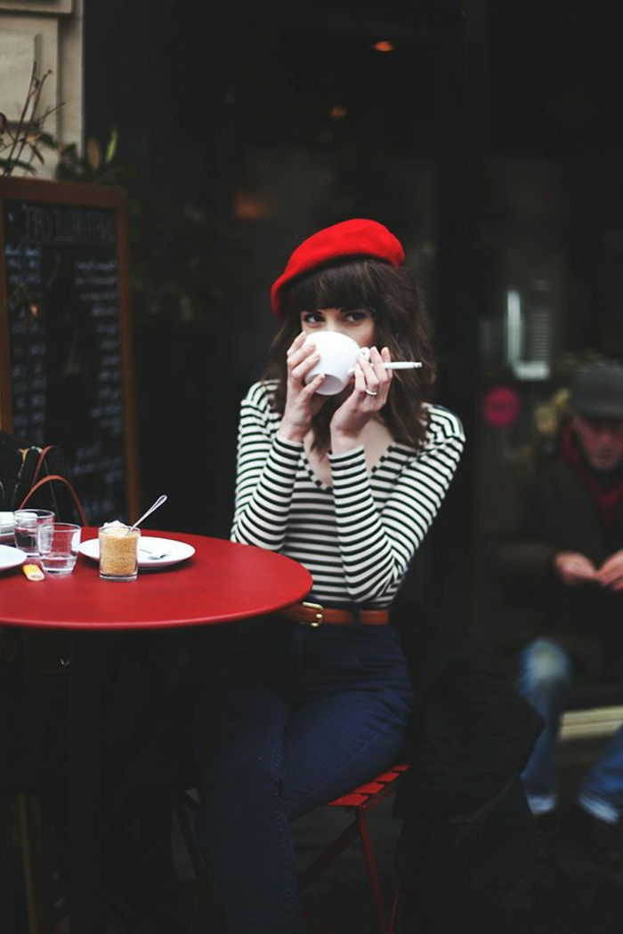 Paris klassiska image Girl Café-röd-fransk-cap kaffekopp cigarett rött bord