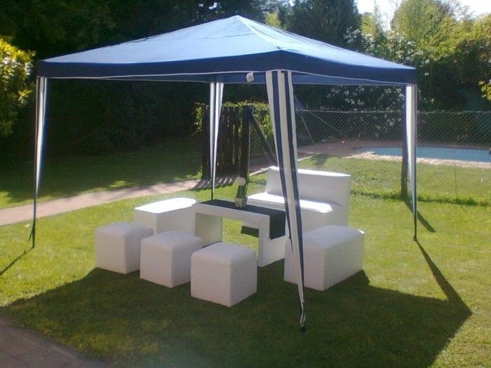 Stan Party s minimalistickým nábytkom vo svojej záhrade