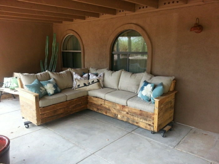 Patio oblikovanje kotiček kavč Palette bež oblazinjenje pisane blazine Cactus