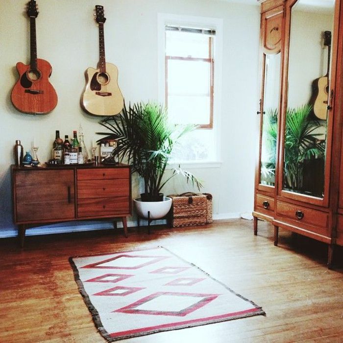 Space-vintage möbler krukväxt-small-årgång mattan akustiska gitarrer-an-der-väggen