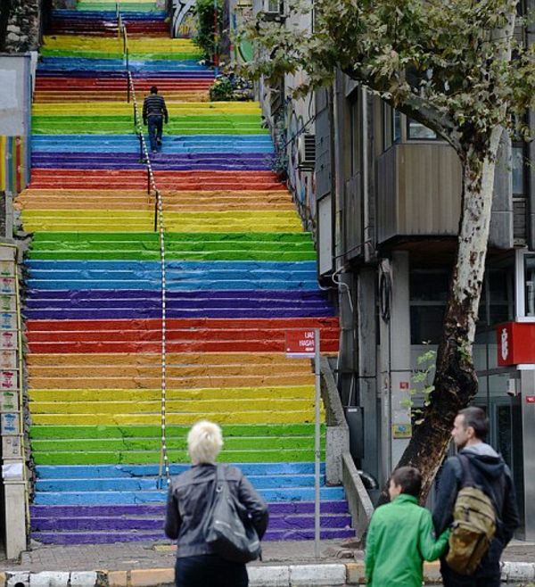 Rainbow färger utomhus trappa sval street style