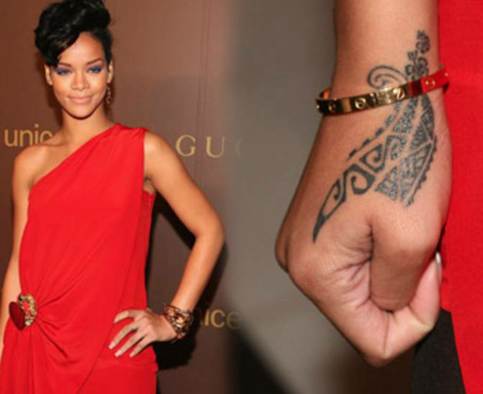 Rihanna con tatuaggio sul polso