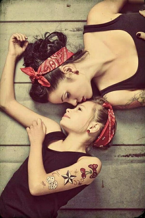Rockabilly suknelės motina-dukra tatuiruotės lankelis gulėti