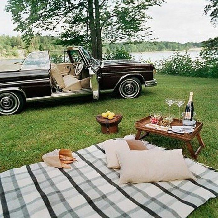Romantisk piknik med retro bil