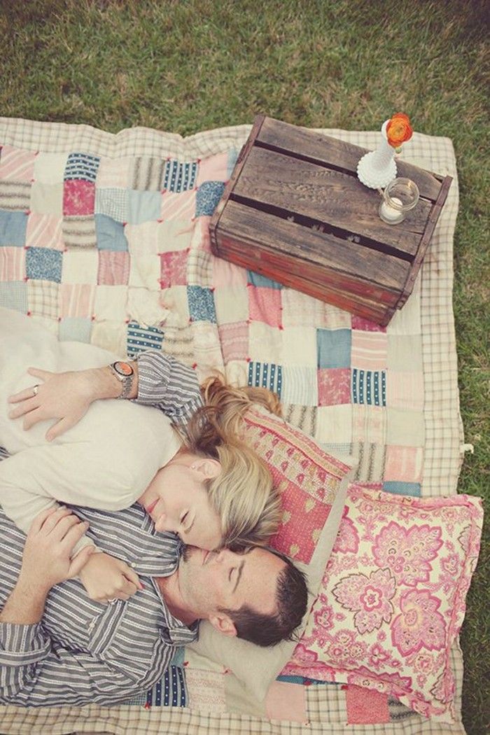 Romantisk piknik med fargerike puter