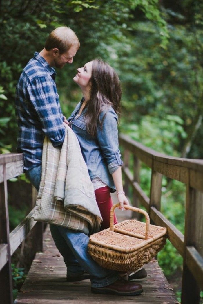 Romantisk piknik med-en-vintage-kurv