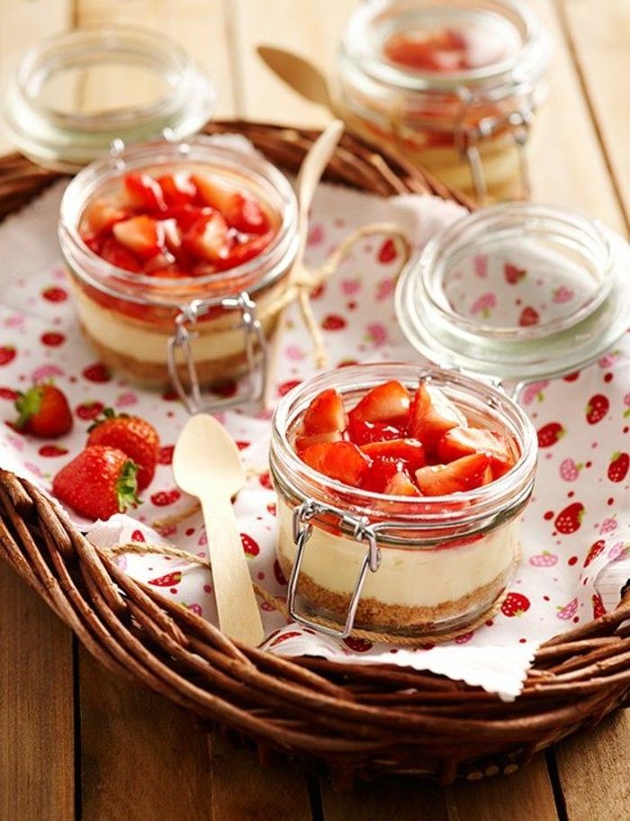 Romantisk piknik med-mange jordbær
