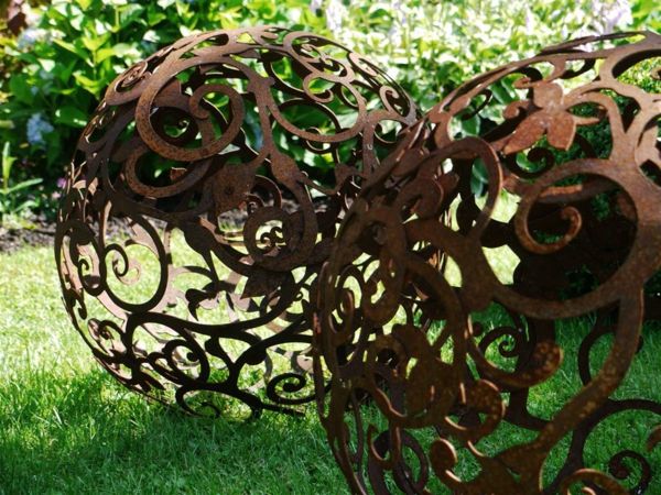 Rust skulptur hagedesign baller