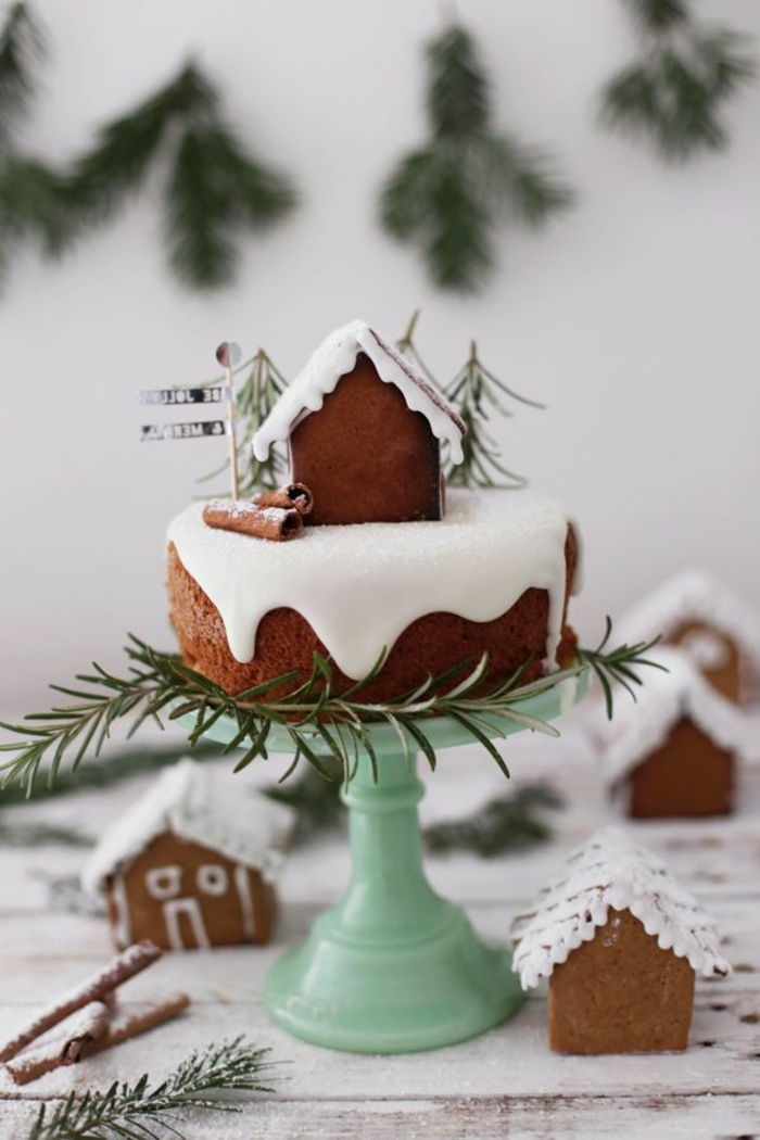 Candy pripravljajo torto stojalo Cake kosov-hiše-prekriti z snegu smrekovimi vejami dekoracijo