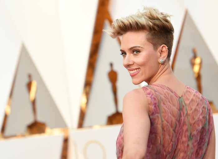 Scarlett Johansson, moderne korte kapsels, geschoren zijkanten, blond haar, aantrekkelijk uiterlijk