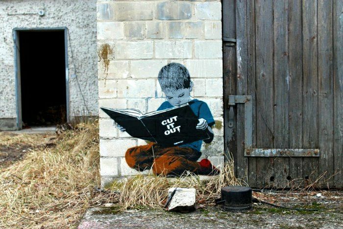 Barn tuğla duvar grafiti Boy Kitap okuma
