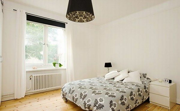 Spalnica-design-v-skandinavskem stilu bed-by-the-okno-bele stene