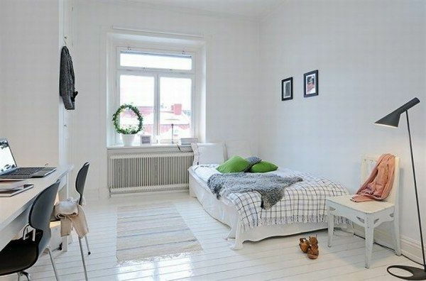 Spalnica-design-v-skandinavskem slogu velikost okna desk-belo-stol-by-the-posteljo
