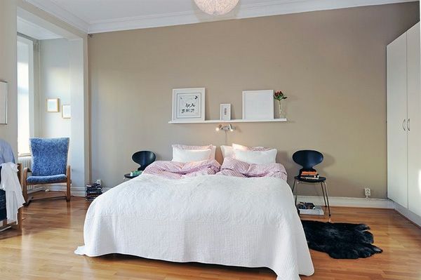 Spalnica-design-v-skandinavskem slogu polna postelja Stoli-vzletno nočno omarico