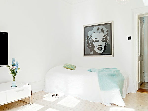 Spalnica-design-v-skandinavskem slogu s-Merilyn Monroe slik na steno