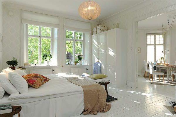 Spalnica-design-v-skandinavskem slogu bele-stene-beli tla-ud-papir lestenec