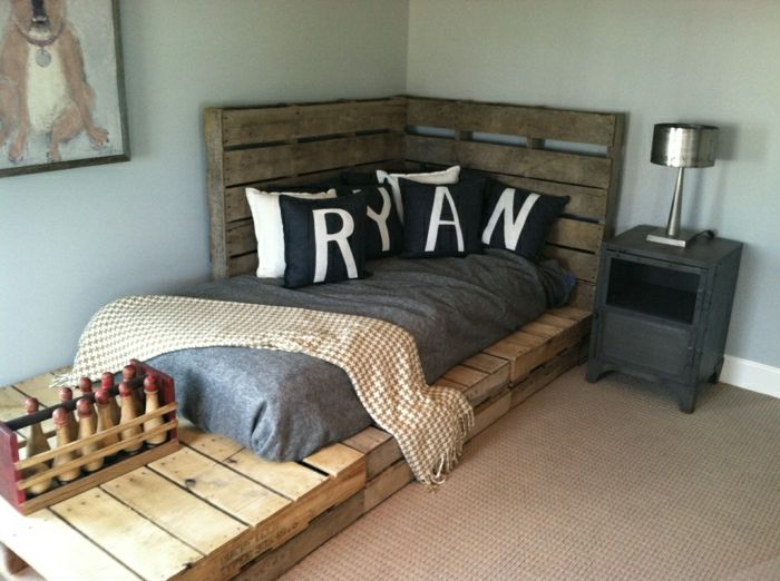 Sovrum minimalistisk installation-mörkfärg säng från pallar