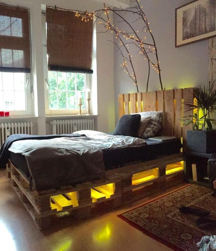 Sovrum enkel inredning bed-of-pallar Euro-interiör belysning gult ljus Dekorativa grenar