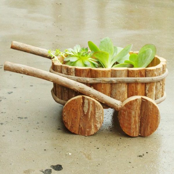 Schubakarren-da-legno decorazione idea-per-il-giardino