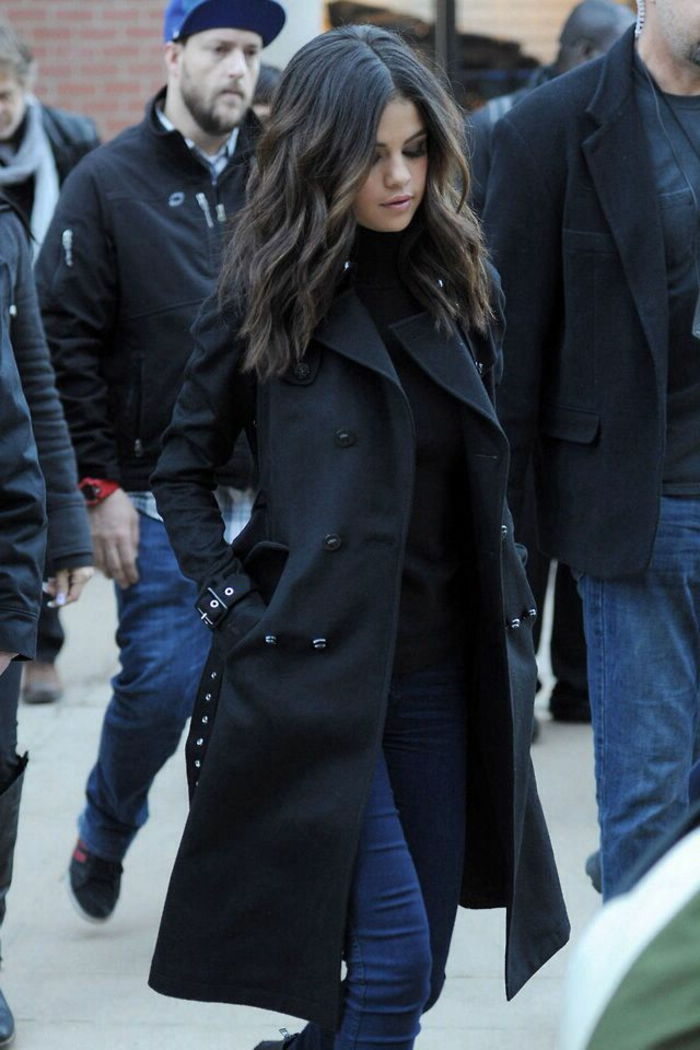 Selena Gomez Črna Coat Jeans