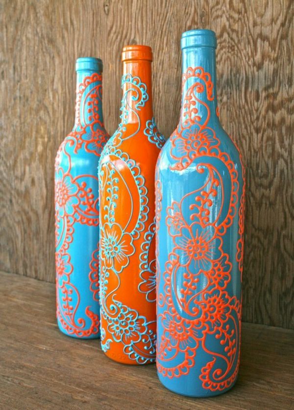 Nustatyti trys vyno buteliai chna apdaila Mėlyna Oranžinė