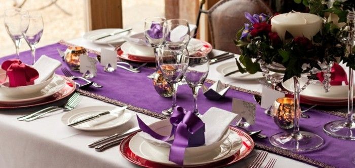 Sidabro Vestuvės stalo papuošimas raudonos staltiesės