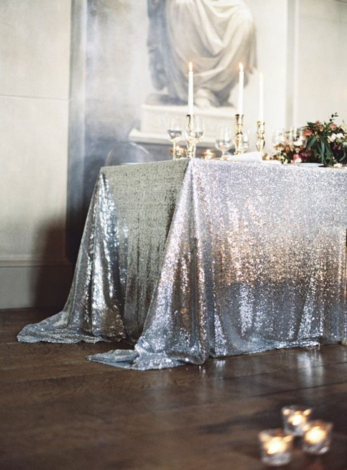 Sidabrinė vestuvių stalo papuošimas su sidabro Staltiesė