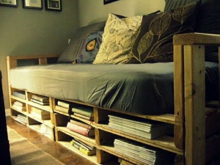 Kavč iz Palette preproste zasnove knjige revije Pillow