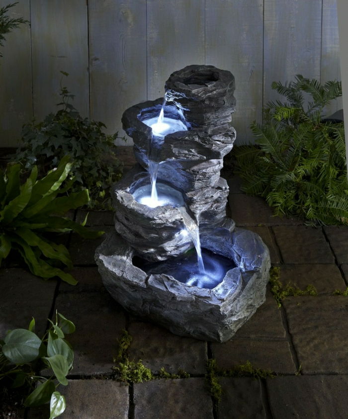 Saulės sodo fontanas mėlyna LED šviesa