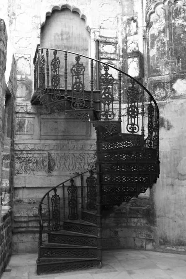 Spiralna stopnice-starega zunanje stopnice izhod iz kovine