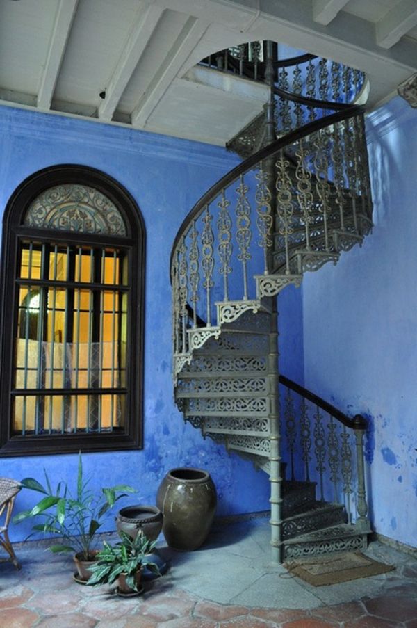 Spiralno stopnišče-Antique-modra fasada