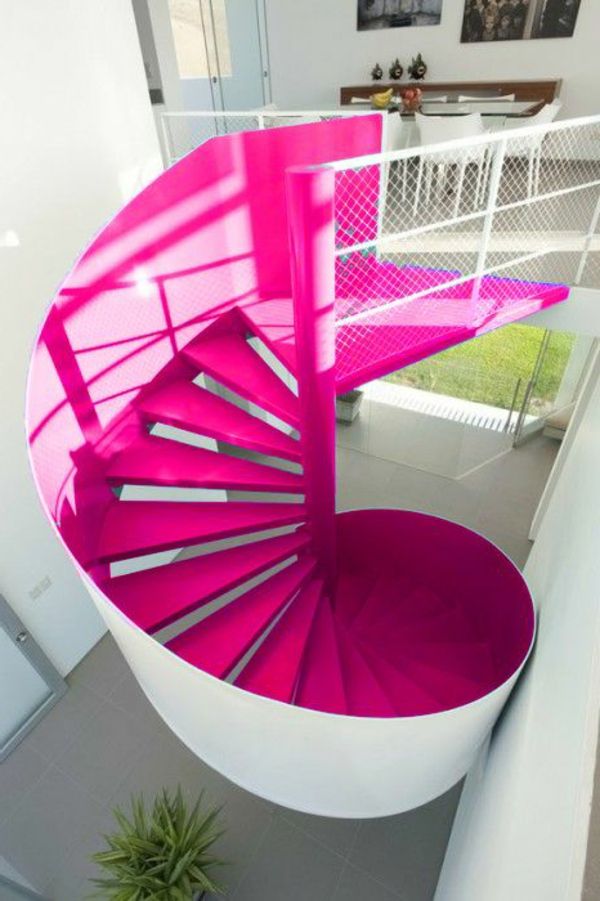 Spiralno stopnišče-v-roza-z-neverjetno zasnovo