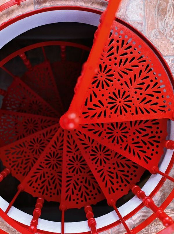 Spiralno stopnišče-v-rdeče-s-neverjetno zasnovo
