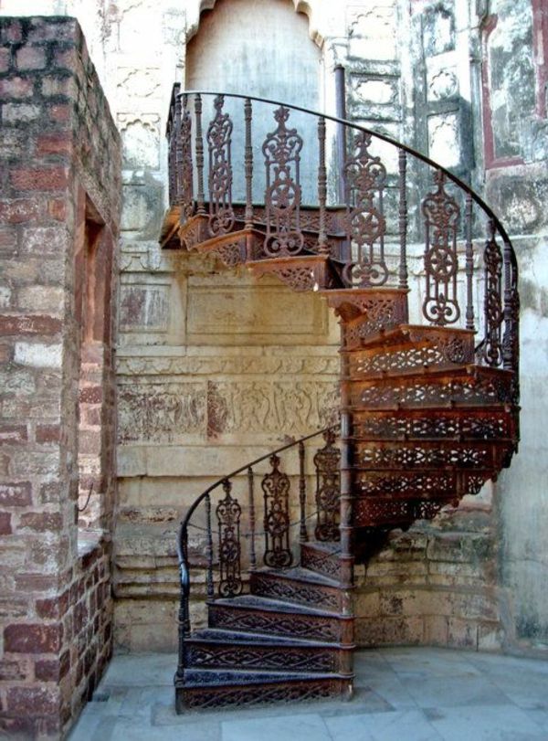 Spiralno stopnišče-z-lepo-oblikovalskih kovinskimi okraski