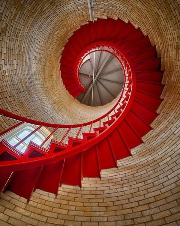 Spiralno stopnišče-z-zelo-lepo-design-v-rdeča