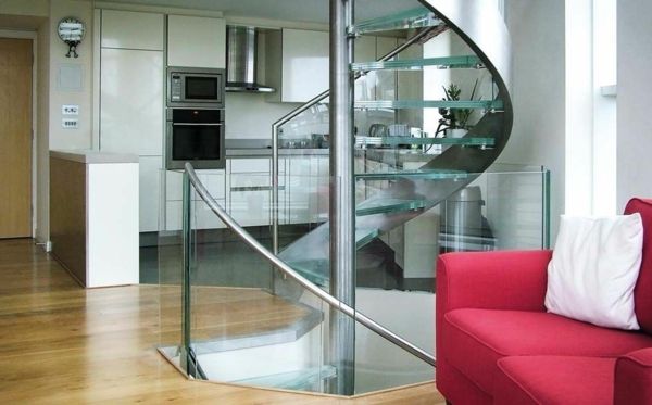 Spiralno stopnišče-z-zelo lepo-design-in-stekla korakih
