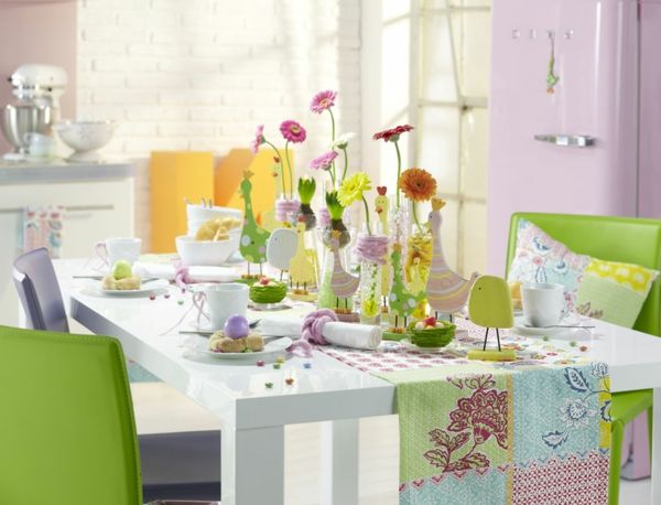 pavasario-nuotaikos stalo dekoravimas-spalvos-rožinė-žalia-rožinė-geltona-virtuvė-stalo stilingas