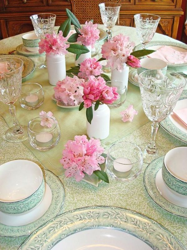masă de-decorare-primăvară-roz-verde-fata de masa-pahare și vase albe