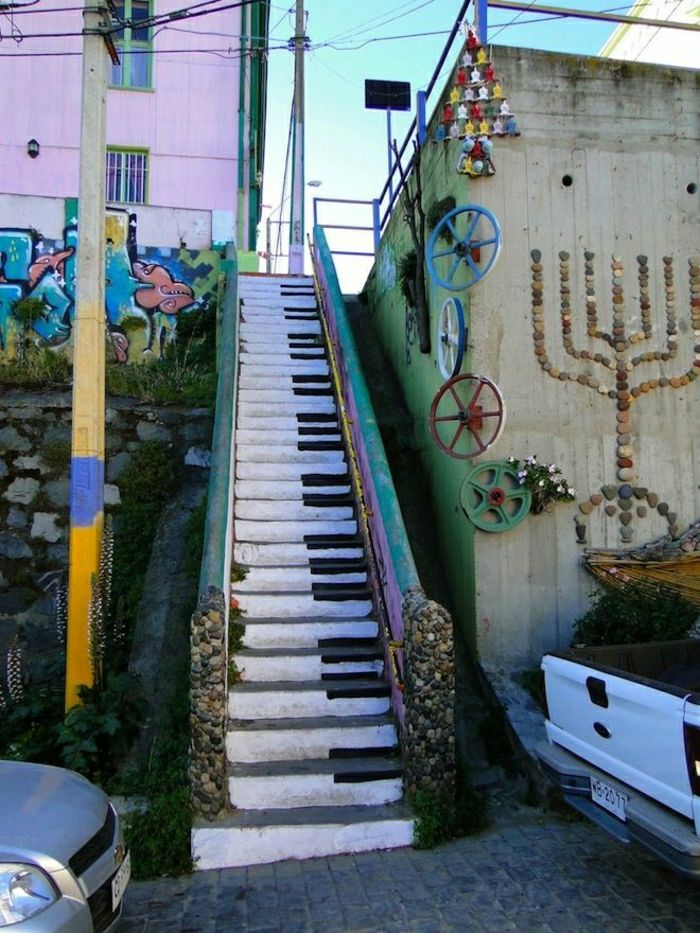 İl Sokak Merdiven Graffiti piyano tuşları