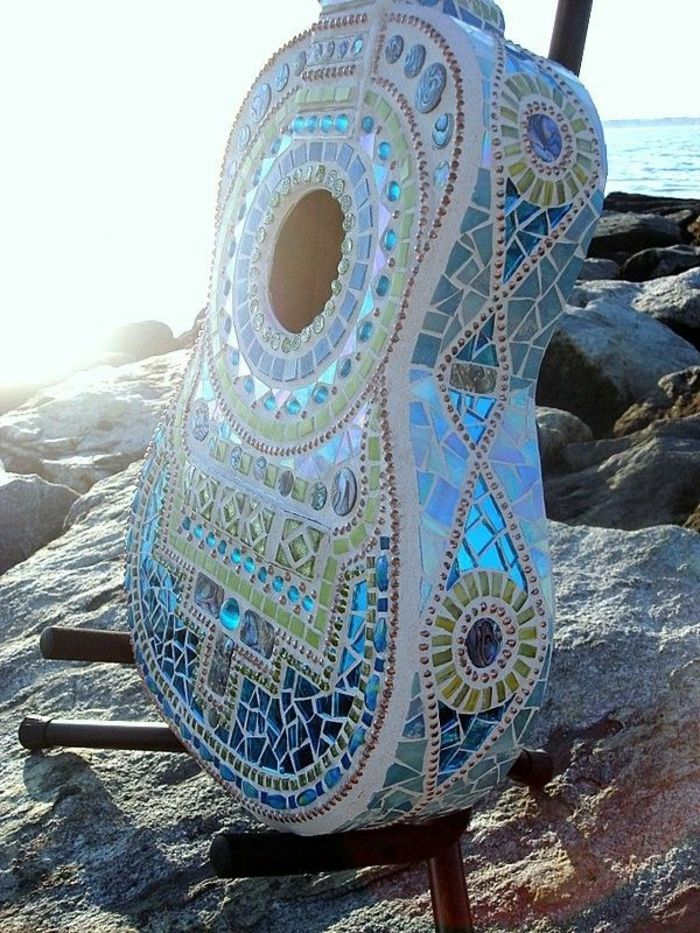 Beach-akustisk gitarr med mosaik dekoration