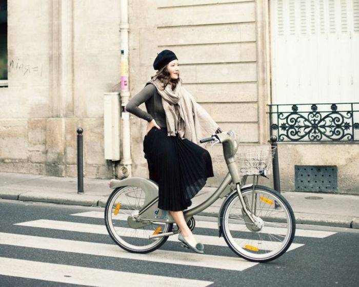 Street fashion francuski styl Dziewczyny Bike czarna spódnica, szalik czarny beret francuski-cap
