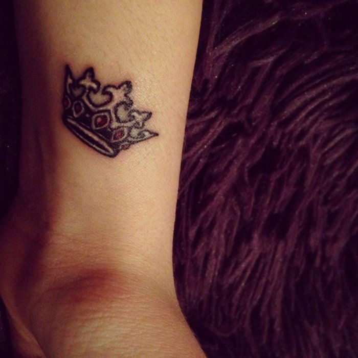 corona tatuaggio piccolo tatuaggio polso tatuaggio