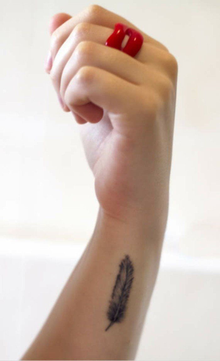 Tatuaggio sul polso Feather tatuaggio piccolo tatuaggio