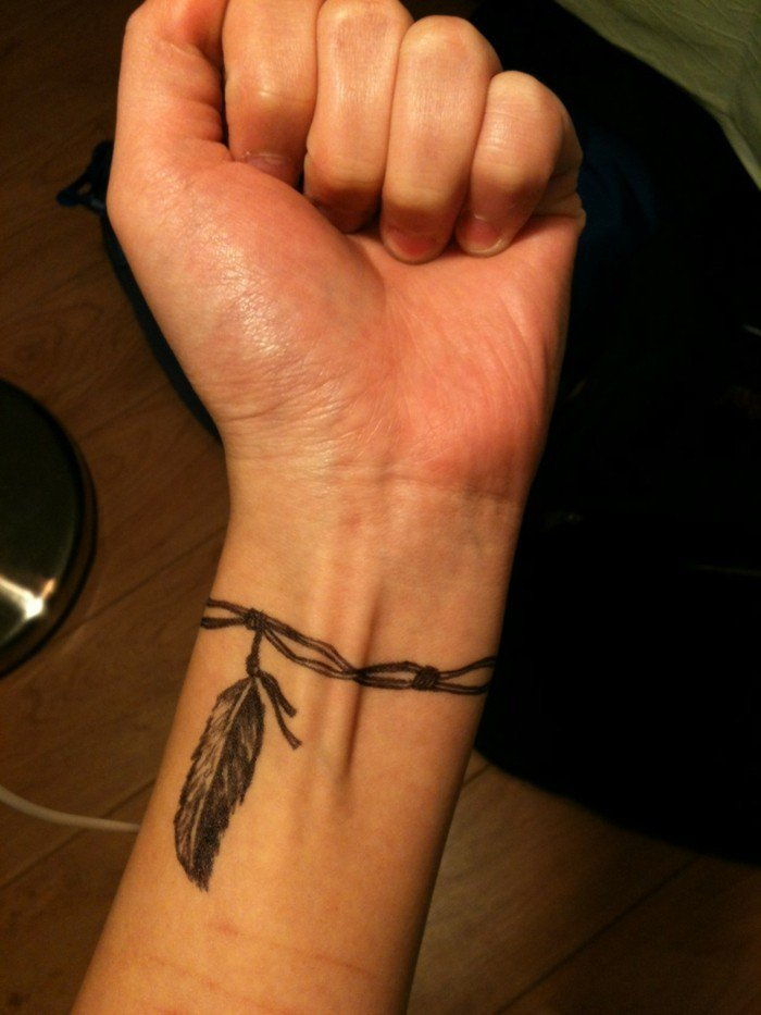 Tatuaggio sul polso tatuaggio Feather