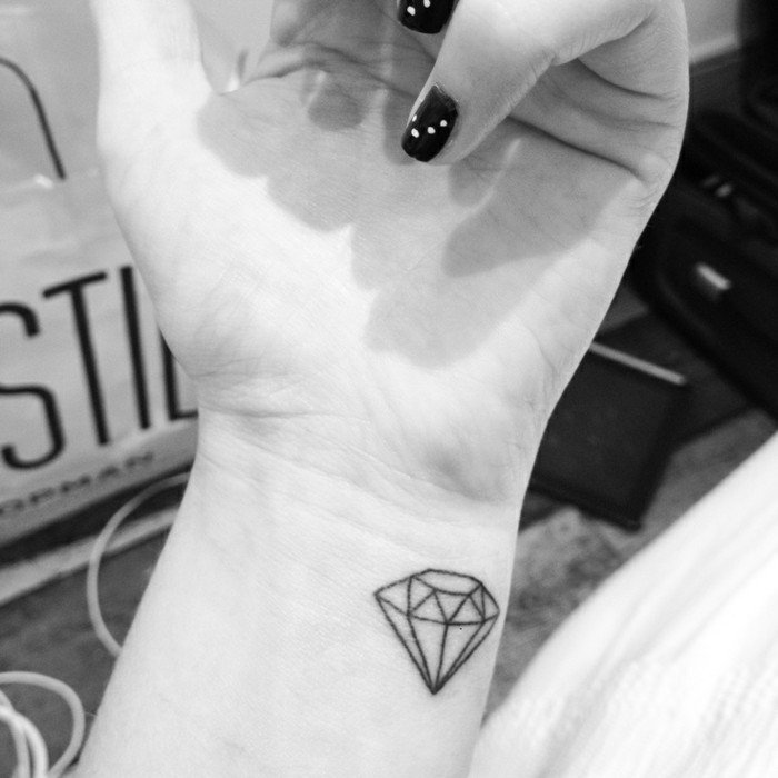 Tatuaggio sul polso donna Tatuaggio Diamante