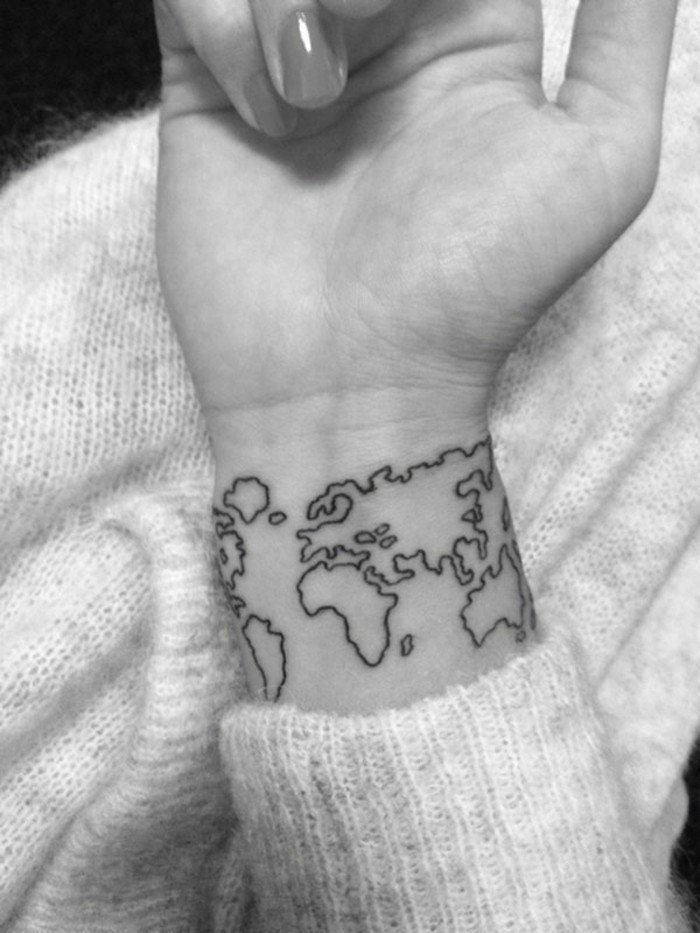 Tatuaggio sul polso World Map idee tatuaggio originale